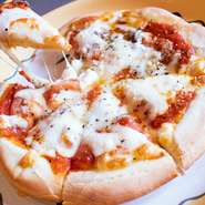 マリナーラとはピザ生地の上にトマトソースを塗ってニンニクやハーブをトッピングし、オリーブオイルをまわしかけて焼いただけの究極にシンプルなピザです。　