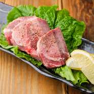 産地や銘柄にこだわらず、その日の目利きで仕入れるという和牛が店の一押し。肉質やゲストの要望に合わせて切り方を変えるなど、専門店ならではの肉へのこだわりを感じます。