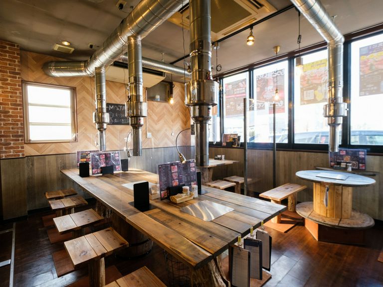 肉バルといった雰囲気の店内は女子会やママ会にもってこい！