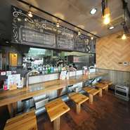 オープンキッチンに面したカウンター席には一人で焼肉を楽しむゲストの姿も。店内にはアクリルパネルの仕切りが設置され、感染症対策にも積極的に取り組んでいます。