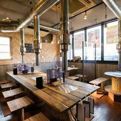 肉バルといった雰囲気の店内は女子会やママ会にもってこい！