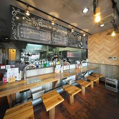 肉好きゲストの特等席。オープンキッチンに面したカウンター席