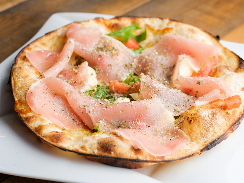 焼肉の後でもぺろりといただけると評判！〆のピザは密かな人気