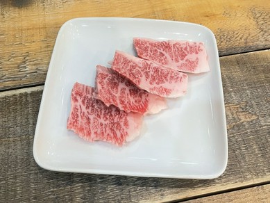 店一番人気の『カルビ』は赤字覚悟の一皿! 柔らかな食感と奥深い味わいをご賞味あれ!
