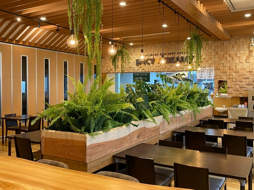 緑豊かな広々とした店内です