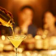 正統派リストランテの趣をもつメインダイニング。中庭を眺めながら優雅なひとときをお過ごしください。