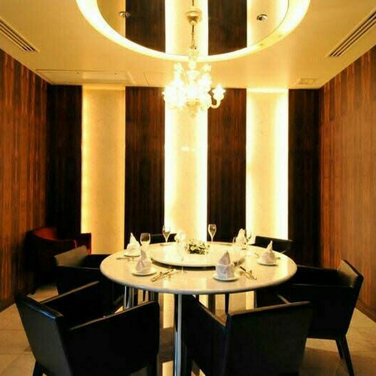 洗練されたムード漂う、ゴージャスなつくりのダイニング