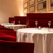 ムードが良く、特別感のある空間は、誕生日や記念日などのお祝いに最適です。店名の【REGINA】とは、イタリア語で「女王」の意味。女性が楽しめ、主役になれるレストランです。