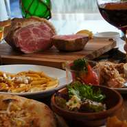 リゾート感あふれるREGINAで色鮮やかなお料理の数々と店内の雰囲気をお楽しみください。忘年会・誕生日会・女子会など様々な用途に合わせたプランニングいたします、お気軽にご相談くださいませ。※写真はイメージ。