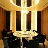 ～Crystal～沢山のルイ・ロデレール・クリスタルが飾られたこのお席はまさにVIP ROOM。接待などの大切なお食事にお勧めのお席。