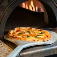 高温出力のピザ窯は生地のポテンシャルを最大限に発揮。10種を超えるピザから好みの1枚を見つけて下さい。