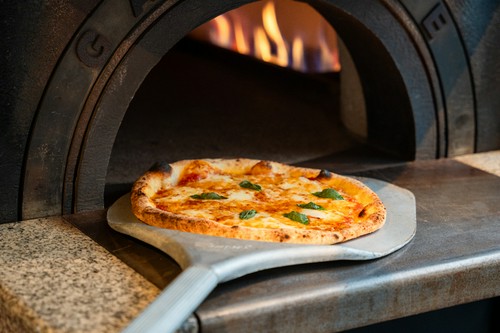 400度を超える高温で焼き上げるPIZZA