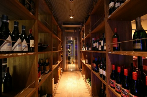 バリエーション豊富なワインが揃うワインセラー