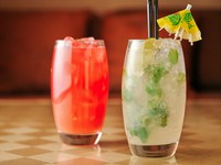 定番のカクテルからオリジナルカクテルまで種類豊富。常時100種類以上あり、選ぶのも楽しみの一つです。月ごとにかわる季節のオリジナルカクテルも店の自慢。次は何を飲もうかと迷うワクワク感がたまりません。