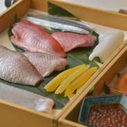 甘海老やノドグロなど、石川県の魚介をメインに、厳選された魚介が全国から届きます。活きのまま仕入れられる車海老は、調理直前まで水槽で管理。いろいろな産地から届く国産雲丹の食べ比べも見逃せません。