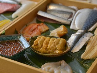 日本各地から取り寄せられる新鮮な魚介をいろいろな料理に