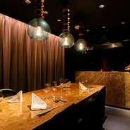 店内には12名まで利用できる個室を完備。個室にも鉄板があり、目の前で調理される鉄板焼の醍醐味を楽しむことができます。日常を忘れて過ごせる特別な空間で、大切な人達とかけがえのないひとときを。