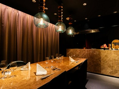 12名まで入れる鉄板付きの個室で過ごす、特別な時間