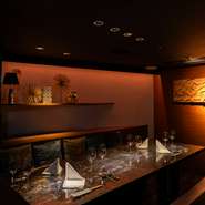 VIPルームのような豪華な半個室も完備されており、接待やお祝いの席などに最適。人生の門出を祝うハレの日の利用にもピッタリです。ソファーに座ってのんびりと楽しむ鉄板焼は格別の味わい。