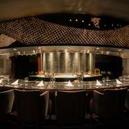 目の前でシェフが調理を行うカウンター席で、プレミアムなディナーはいかがですか。寄り添って味わう、最高級の食材を使った鉄板焼。思い出に残る特別な記念日となりそうです。