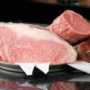 厳選された国産黒毛和牛のステーキは、脂の甘み、肉の旨みを堪能できる逸品。雪降り和牛をメインに、山形県産黒毛和牛など、その時々でいいものが厳選して仕入れられています。