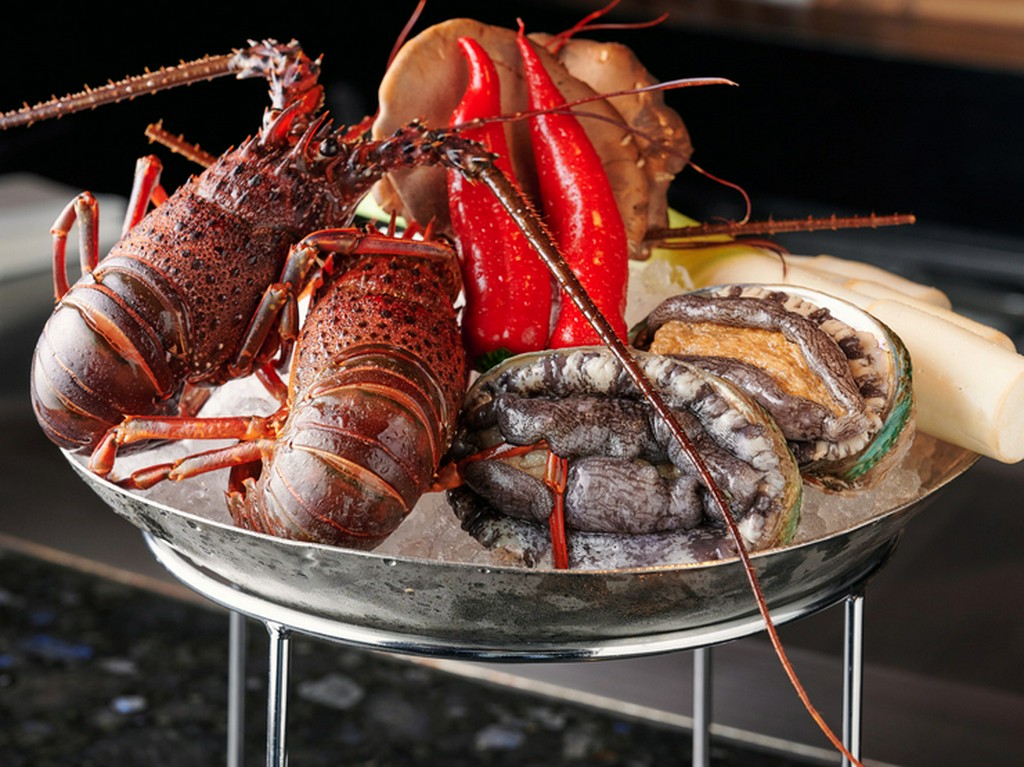 目の前で調理してくれる、生きた新鮮な魚介類