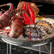 活けの伊勢海老や鮑、オマール海老など、新鮮な魚介を鉄板焼で楽しめるのがうれしいところ。フランス料理の手法で調理され、素材本来の旨みを思う存分味わえます。