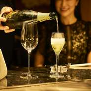 2種よりお選び頂けます
・ヴーヴ・ド・ノーザック
黒ブドウだけで造られたブラン・ド・ノワール。
・テタンジェ・ブリュット・レゼルヴ
ノーベル賞の晩餐会でも使用され続けた伝統と優美なシャンパーニュの貴婦人。