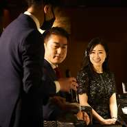 ラグジュアリーな雰囲気ながら居心地の良い空間。
極上の空間で、粋なサービスを。
こだわりのお肉は希少な山形県の雪降り和牛尾花沢。
厳選ワインとともに素敵な時間をお過ごしください。