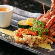 水槽で管理されている伊勢海老は、生きている状態をゲストに見せてから調理。伊勢海老本来の旨みを楽しめ、プリプリッとした食感がたまりません。火が入ると鮮やかな赤に変化する様子を目の前で見られます。