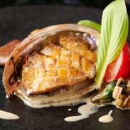 生きている鮑を調理してくれるので、驚くほどやわらか。肝を使った濃厚なソースは、やみつきになるおいしさです。目の前で調理風景を見られるのも、鉄板焼ならではの醍醐味。