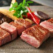 旨味のあるサシが多い霜降りの肉は、口の中でとろけるよう。厚い鉄板はじんわりと熱が入り、むらなく焼き上げてくれるので、和牛の調理に適しています。余分な脂を放出しながら旨みだけを閉じ込めて魅惑の逸品に。