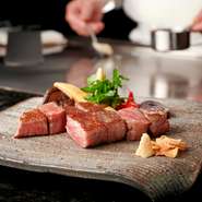 旨味のあるサシが多い霜降りの肉は、口の中でとろけるよう。厚い鉄板はじんわりと熱が入り、むらなく焼き上げてくれるので、和牛の調理に適しています。余分な脂を放出しながら旨みだけを閉じ込めて魅惑の逸品に。