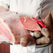 食材はその時々で、信頼できる業者から一番いいものが厳選して仕入れられています。牛肉は米沢牛をメインに、但馬牛、土佐の赤牛など。伊勢海老も鮑も、生きている状態で仕入れ、水槽で管理されています。