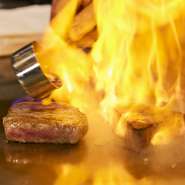 「それぞれの個体の鮮度を感じながら、微妙な感覚で調理しています」という髙田氏。目の前で調理する鉄板焼店なので、おいしさを五感で感じられるよう、パフォーマンスも意識しているそうです。