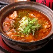 国産牛100%の牛スジと脂ののったホルモンを丁寧に下ごしらえして、弱火で3時間以上じっくりと煮込み、トロトロの食感に仕上げます。お酒のお供にはもちろんのこと、ご飯のおかずにもピッタリです。