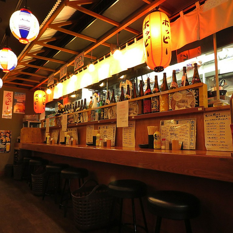 カウンター席の赤ちょうちんがいい味をだしてます