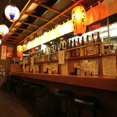 カウンター席の赤ちょうちんがいい味をだしてます