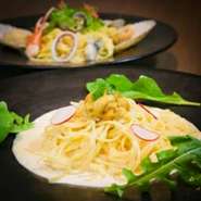 その日一番の塩水ウニ、イクラを食材として使用。トッピングだけでなくソースにもウニのピューレを使い味付けをしているのでウニの香りが強く感じられます。