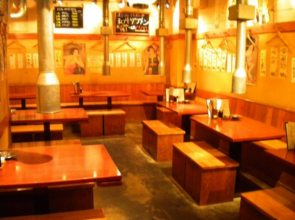 昭和レトロな落ち着いた店内