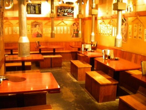 昭和レトロな落ち着いた店内