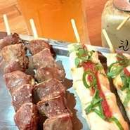 お店で串打ちした鶏肉を炭火でジューシーに仕上げています。焼き鳥が冷めないように七輪でのご提供もしております。お気軽にスタッフまでお申し付けください。
