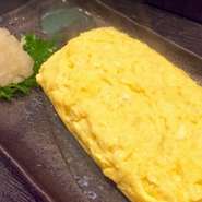 京都発の「濃紅たまご」を贅沢に使用したお出汁があふれるだし巻き玉子です。ご注文いただいてからひとつひとつ丁寧にお焼きするのでお時間いただいております
