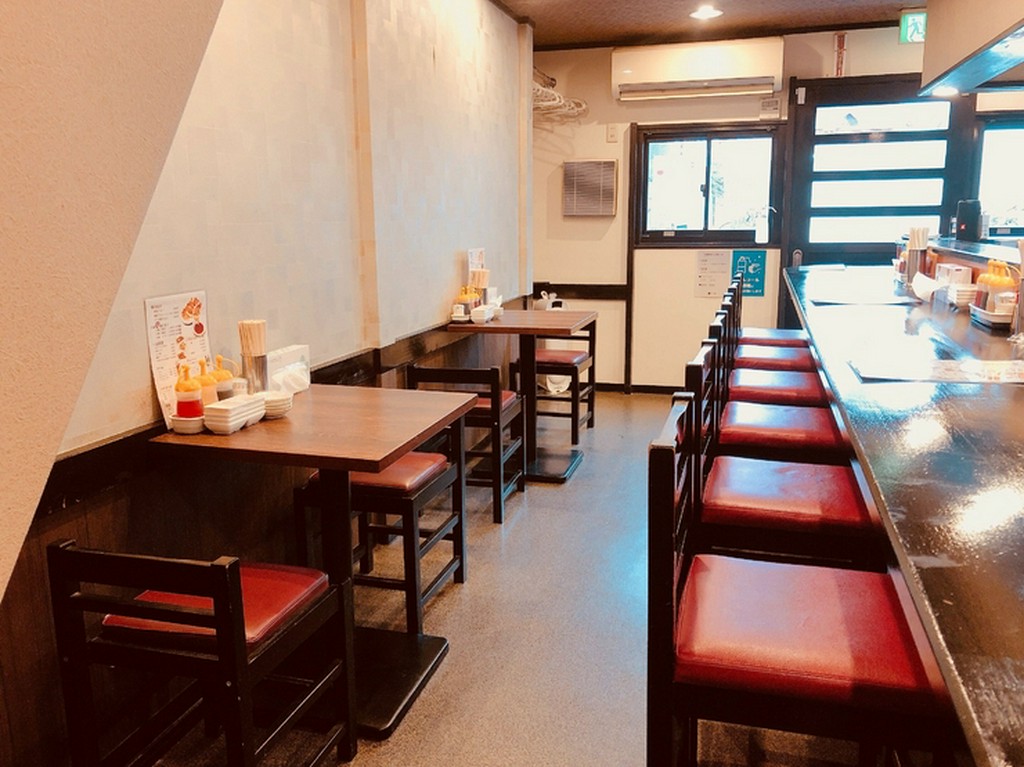 カウンター席、テーブル席