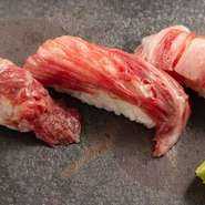 国産A４黒毛和牛を使用した肉寿司3巻盛り合わせ。三種類の部位を使っておりますので違いをお楽しみください。
