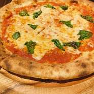 ピザの王道マルゲリータ。みんなでワイワイ楽しめる一皿。ファンも多くお土産にお持ち帰りも多いです。