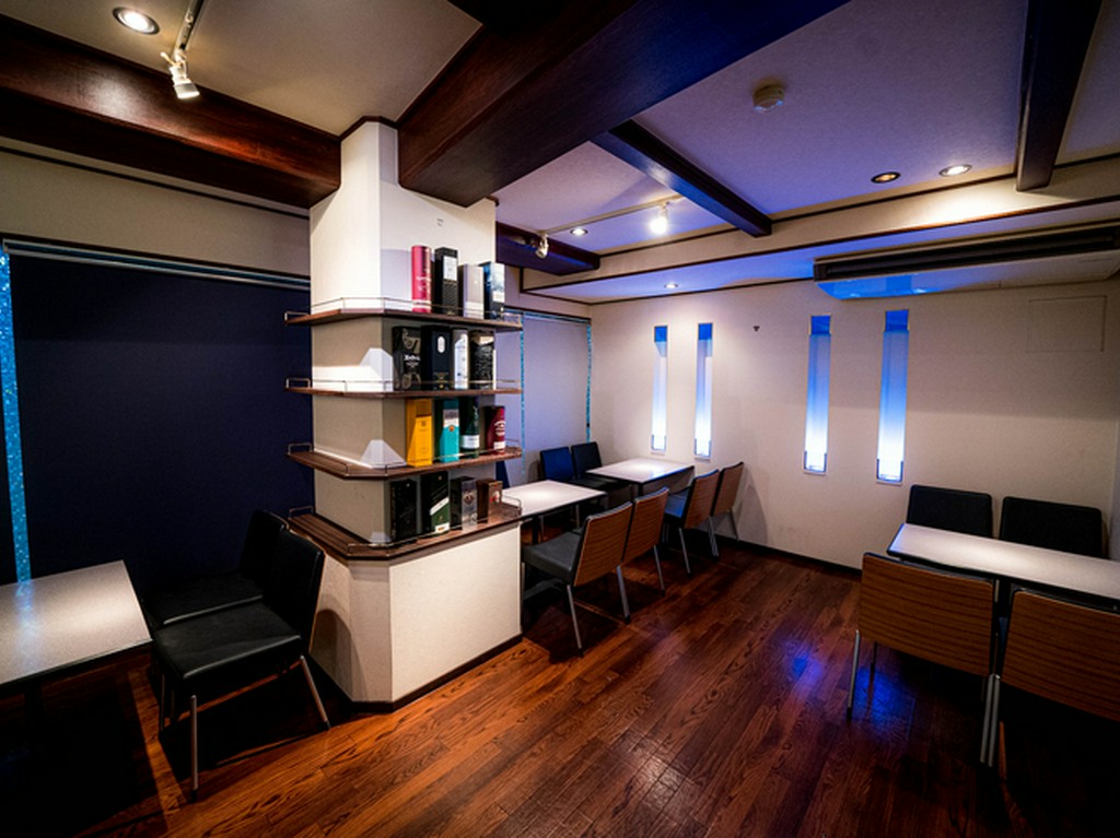 落ち着いた雰囲気のテーブル席で新体験のおもてなし