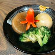 昆布、かつお、鯖、あごを独自にブレンドした出汁が自慢のおでん。定番から変わり種まで様々な種類をご用意しています。また、おでんとラーメンを掛け合わせた「おでんラーメン」も当店の〆の名物として人気です。