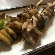 店主が自身で串打ちをし、備長炭を使用しじっくり焼き上げる自慢のメニュー。豊富な種類の焼き鳥は「気軽に味わってほしい」という想いで1本150円で楽しむことが出来ます。