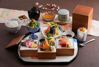 先付
三段弁当
茶碗蒸し
天麩羅
ご飯
味噌汁
デザート